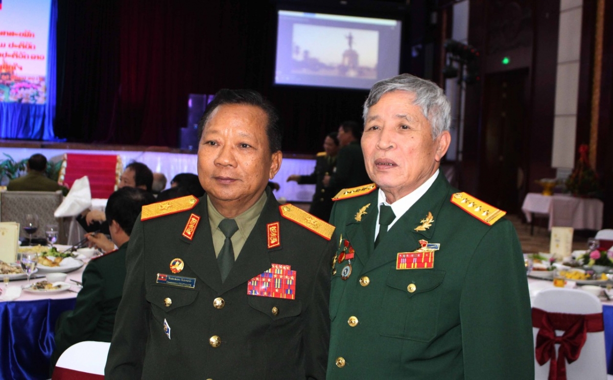 Ảnh: Lê Quang Huân (Bên phải) và Cựu Bộ trưởng Bộ quốc phòng Lào