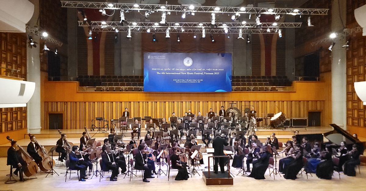 Nhạc trưởng Honna Tetsuji (Nhật Bản) và Dàn nhạc Giao hưởng Quốc gia Việt Nam.