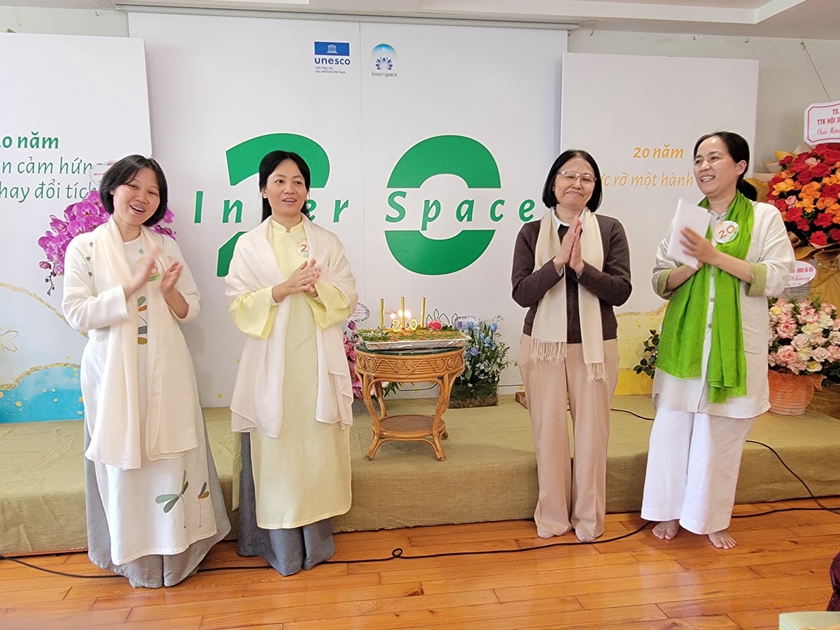 Lễ cắt bánh sinh nhật 20 năm Trung tâm Inner Space.