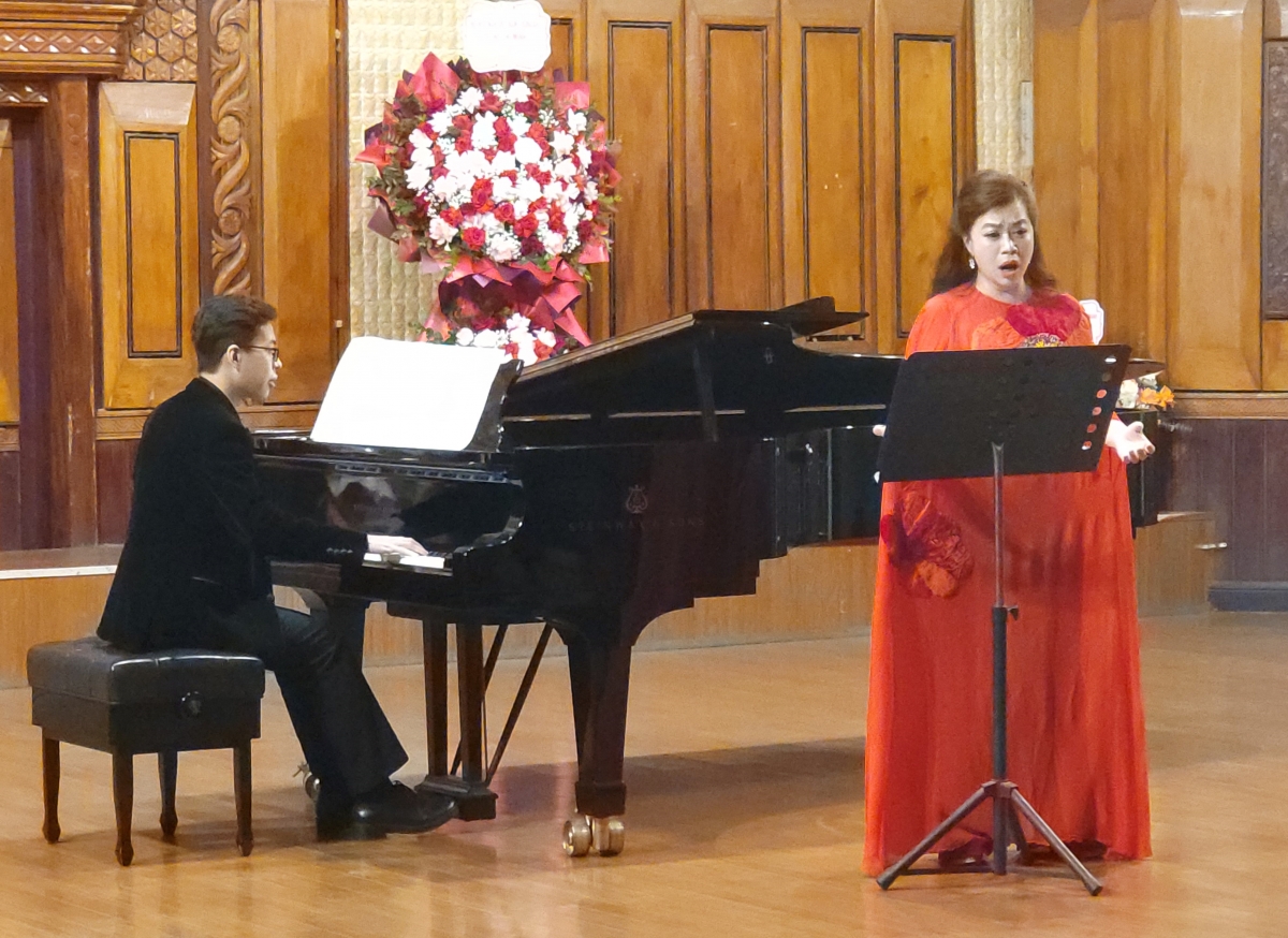 Ca sĩ Ngô Hương Diệp và nghệ sĩ đàn piano Nguyễn Công Minh.