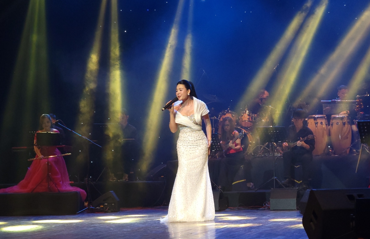 ​Ca sĩ Nhật Huyền biểu diễn trên sân khấu.