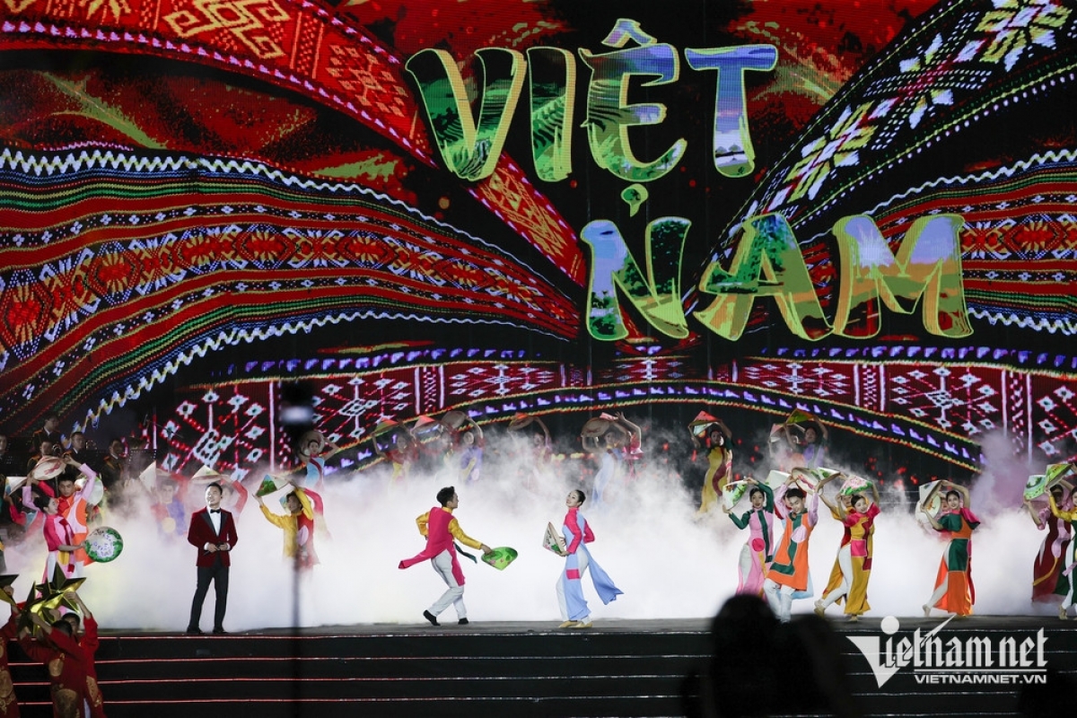 Chương trình cầu truyền hình chính luận nghệ thuật “Dưới cờ vinh quang”, nhân dịp kỷ niệm 80 năm Cách mạng Tháng Tám thành công và Quốc khánh nước Cộng hòa xã hội chủ nghĩa Việt Nam (2/ 9) (Vietnamnet.vn).