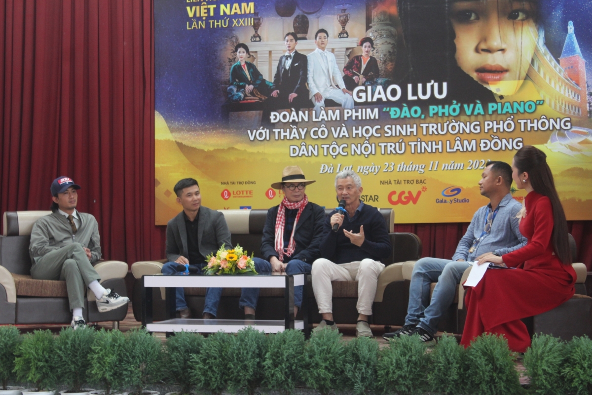 Giao lưu giữa các nghệ sĩ, đoàn làm phim với khán giả (vtv.vn).