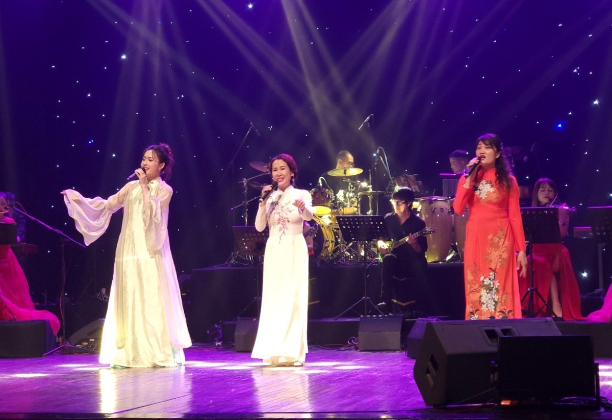 Ca khúc "Hà nội 12 mùa hoa" sáng tác của nhạc sĩ Giáng Son do tác giả và hai ca sĩ Huyền Ngọc và Mộc An thể hiện.