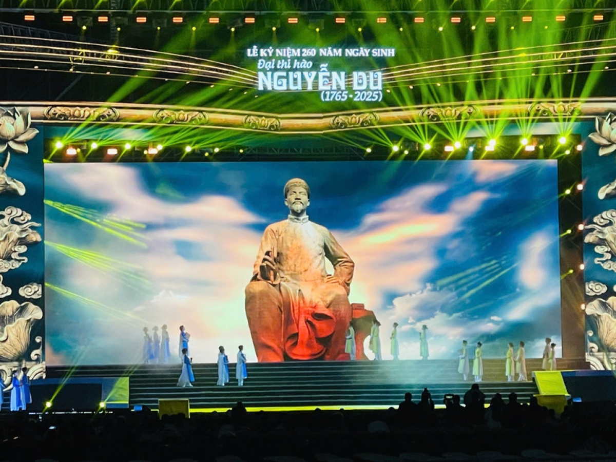 Lễ kỷ niệm 260 năm ngày sinh Đại thi hào Nguyễn Du tại tỉnh Hà Tĩnh (Nhandan.vn).
