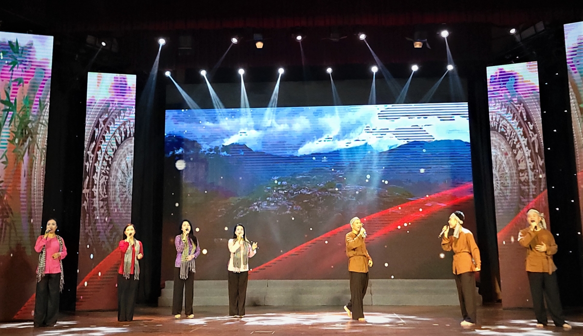 Bài hát "Việt Nam kỷ nguyên vươn mình" dân ca Nam Bộ, lời mới của soạn giả Mai Văn Sinh do tốp ca nam nữ Đài TNVN trình bày.