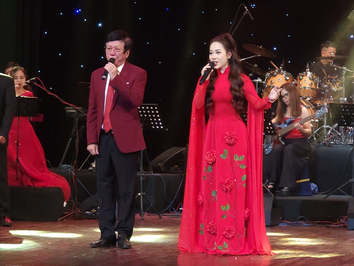 Ca khúc "Người Hà Nội" của nhạc sĩ Nguyễn Đình Thi do NSND Dương Minh Đức và ca sĩ Đào Lê Phương Chi thể hiện.