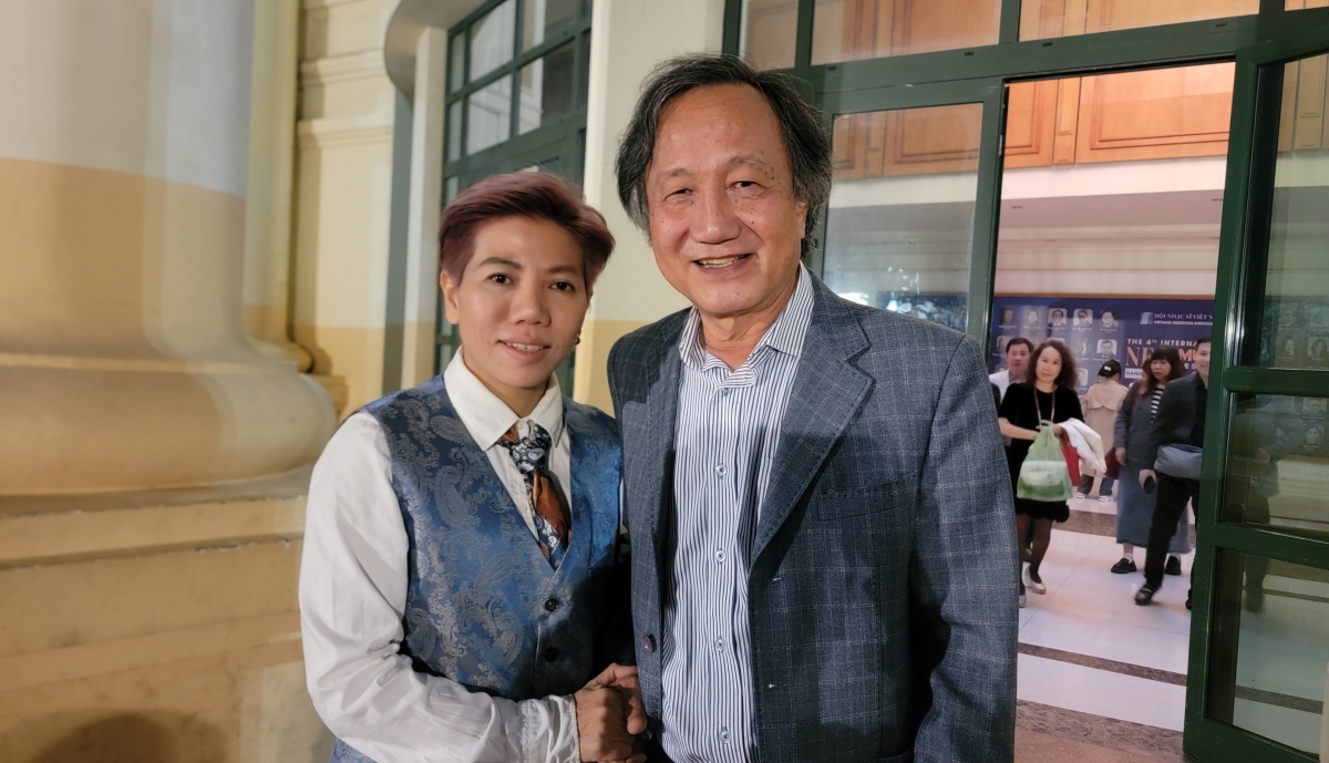 NSUT, Nhạc trưởng Trần Vương Thạch (người bên phải), Phó Chủ tịch Hội Nhạc sĩ Việt Nam và nhà soạn nhạc Nguyễn Thị Ngọc Tú.