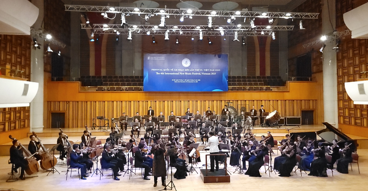Tác phẩm Concerto "Thăng Long" của nhà soạn nhạc Nguyễn Thiếu Hoa do NSUT Hoàng Anh độc tấu sáo trúc cùng dàn nhạc giao hưởng.