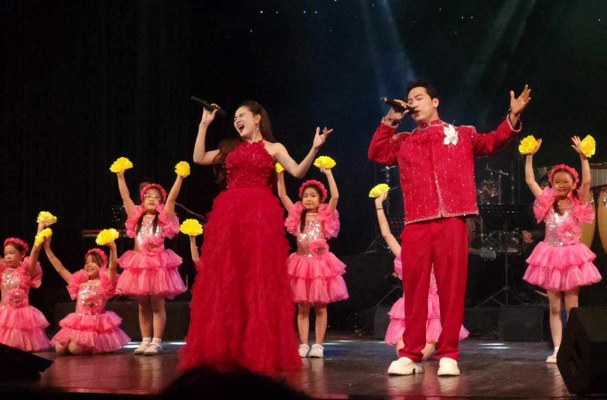 Ca khúc "​Tây Hồ chào ngày mới " Sáng tác Huyền Ngọc do ca sĩ Tống Linh, Hoàng Tùng và tốp múa CLB Âu cơ biểu diễn