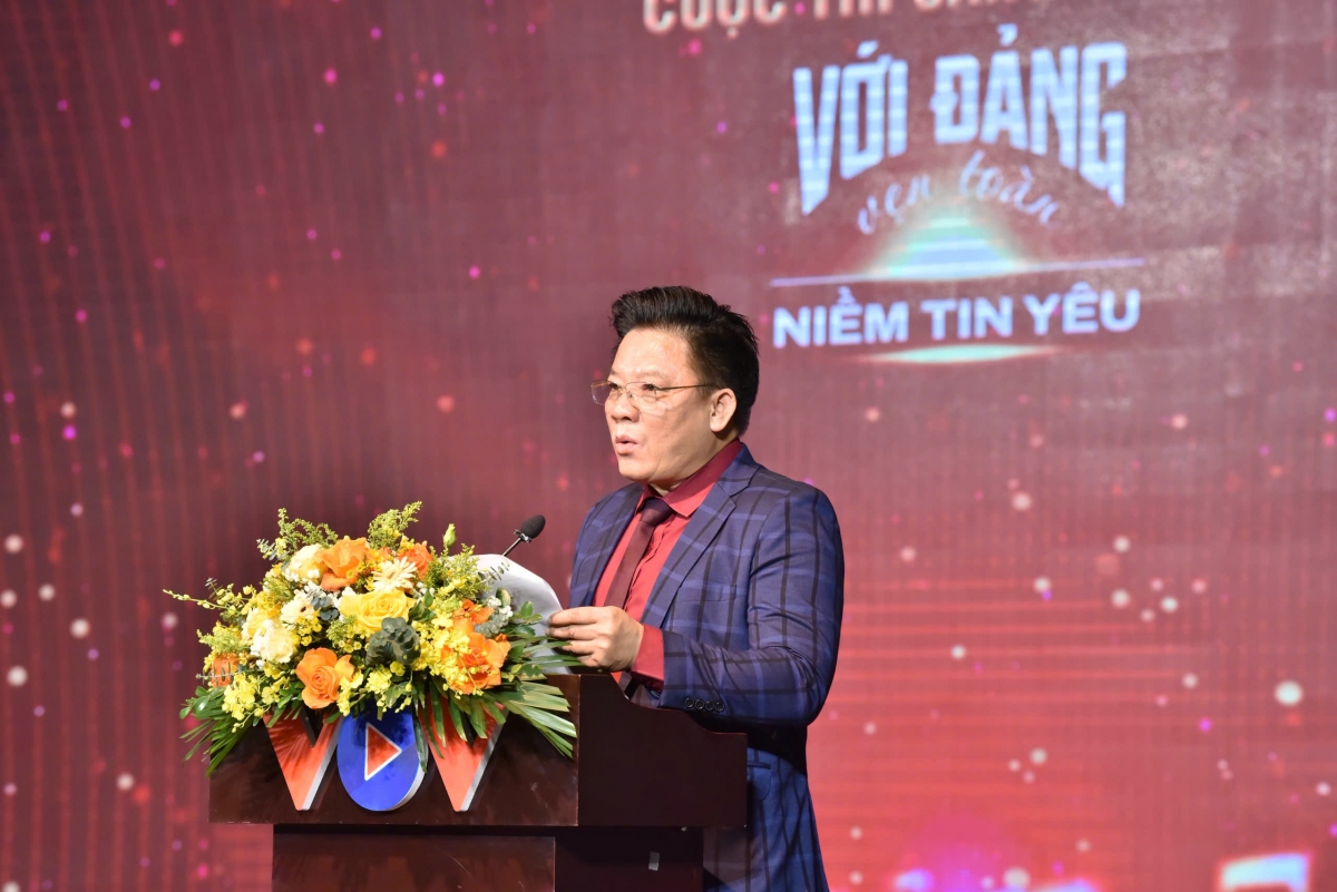 NSND Văn Chương - Trưởng Ban Văn học - Nghệ thuật - Âm nhạc (VOV3),
Trưởng ban Tổ chức, Chủ tịch Hội đồng Giám khảo Cuộc vận động sáng tác phát biểu.