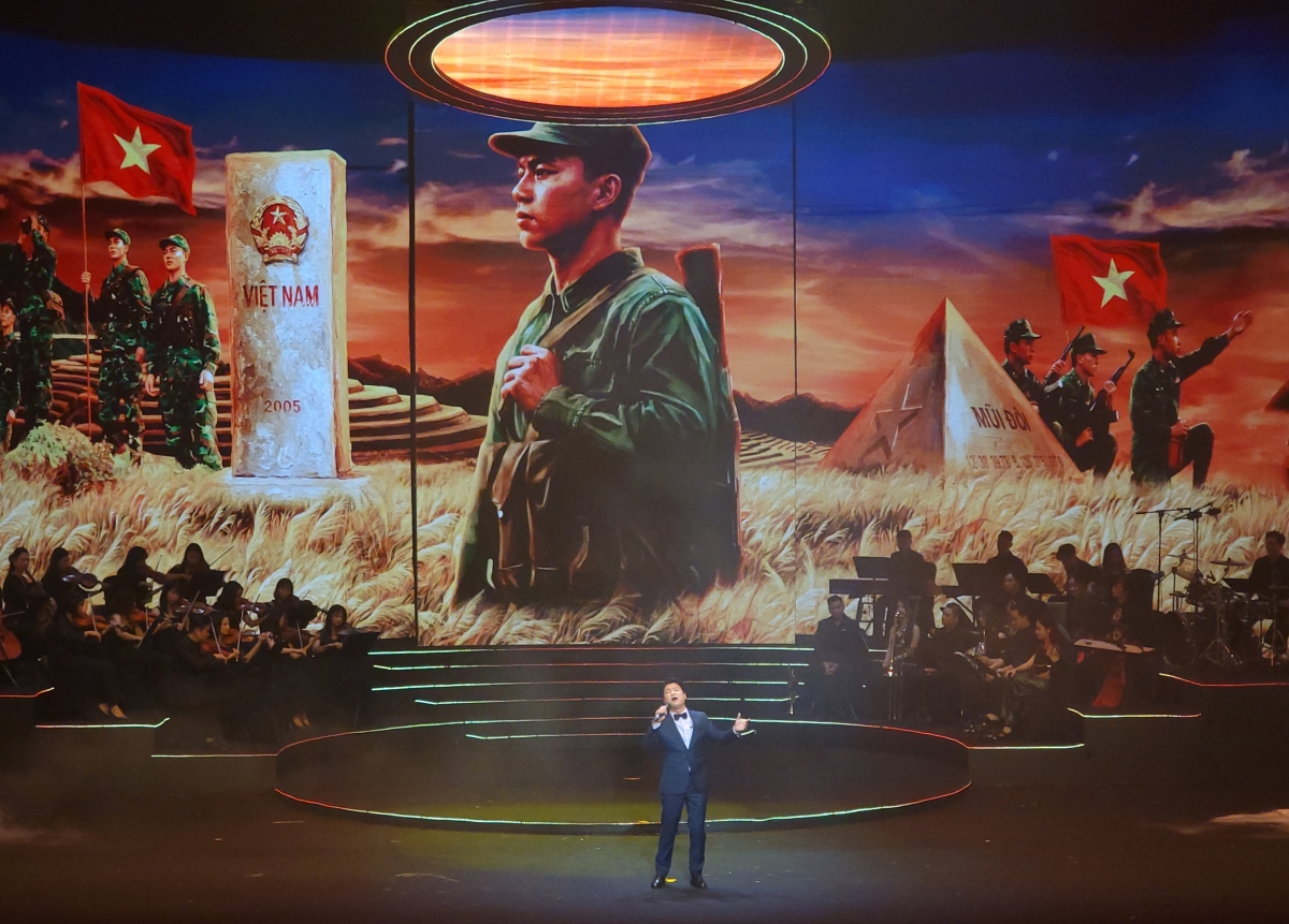 Bài hát "Chiều biên giới" âm nhạc của tác giả Trần Chung, lời thơ của Lò Ngân Sủn do ca sĩ Vũ Thắng Lợi thể hiện.