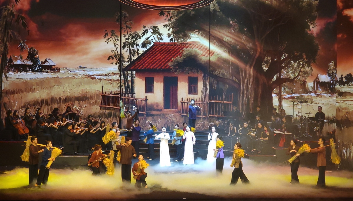 Bài hát "Làng tôi" sáng tác của nhạc sĩ Hồ Bắc do Đinh Thành Lê, Bùi Lê Mận, Lan Quỳnh thể hiện.