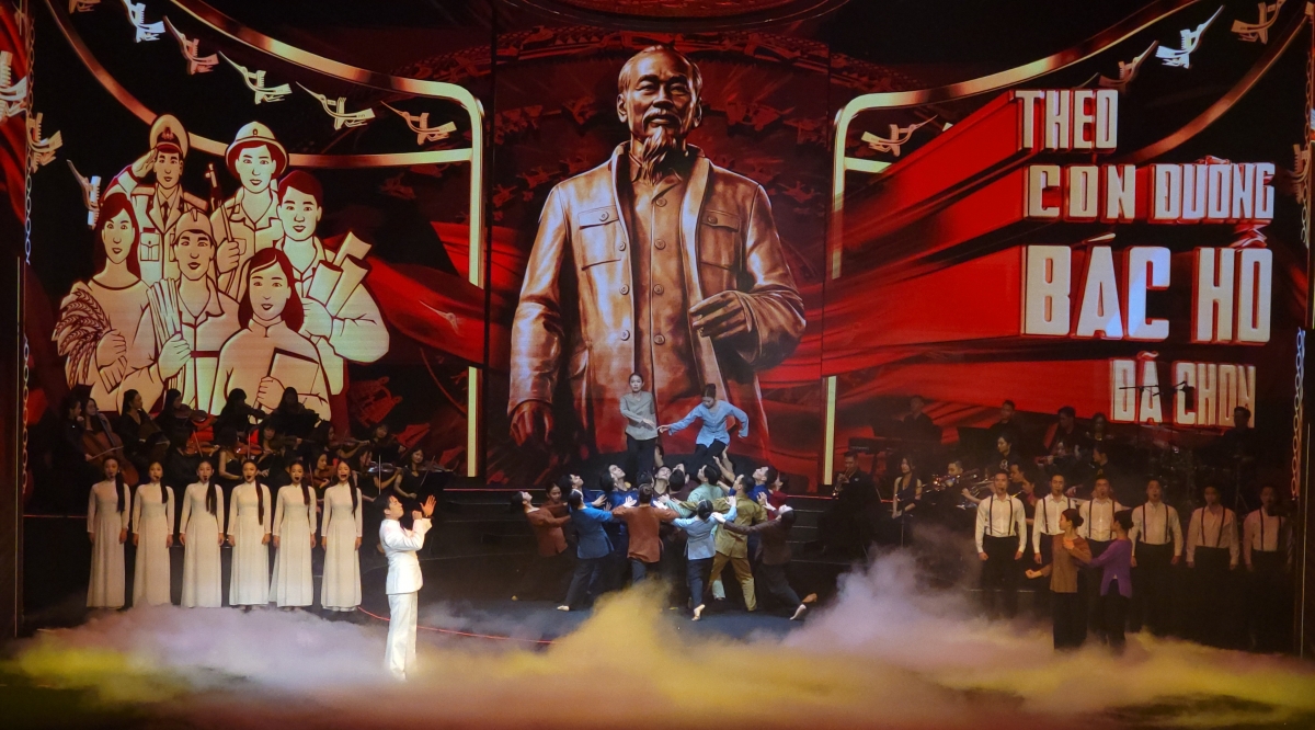 Liên khúc “Người là Hồ Chí Minh, Chào mừng Đảng Cộng sản Việt Nam” của hai nhạc sĩ Anh Tú, Đỗ Minh do các ca sĩ Anh Tú, Quân Jaykii, Hà An Huy, Hoàng Hồng Ngọc, Minh Thúy và dàn hợp xướng trình bày.