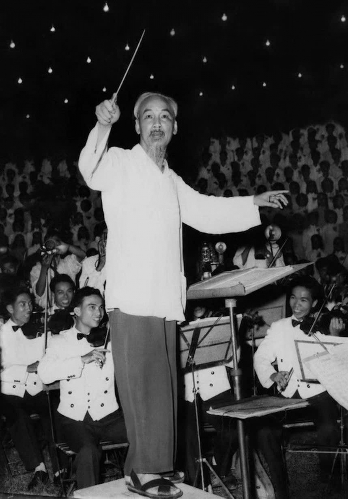 NSUT Phan Phúc (hàng đầu bên trái), cây violin số 1 trong "dàn nhạc của Bác Hồ".