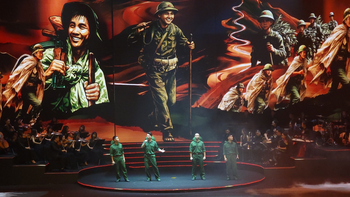 Tiết mục "Chiếc gậy Trường Sơn" của nhạc sĩ Phạm Tuyên do nhóm Oplus trình bày.