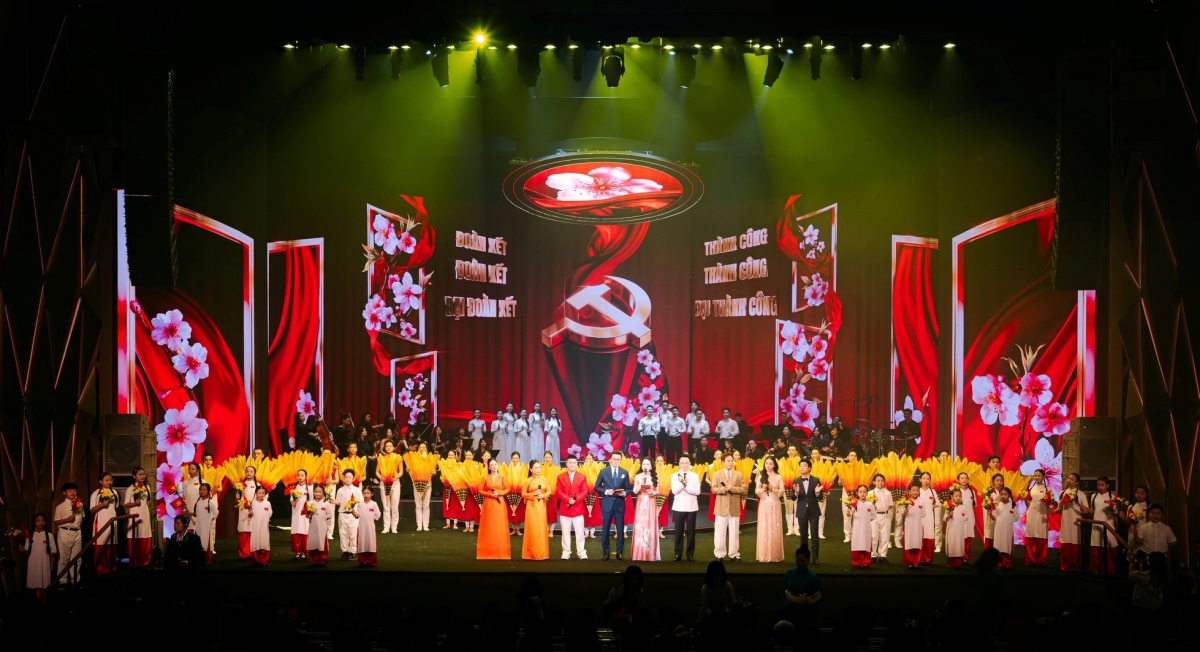 Ca khúc “Việt Nam ơi mùa xuân đến rồi” của nhạc sĩ Huy Du.do các ca sĩ Hoàng Bách, Quân Jaykii, Lan Quỳnh, Minh Thúy, Đinh Thành Lê, Phong Windy, nhóm Be Singer thể hiện (Ảnh BTC).