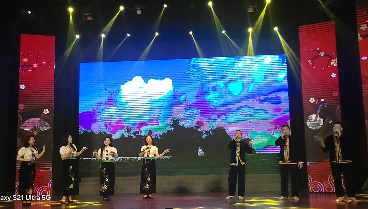 Các nghệ sĩ (VOV3) trình bày bài hát “Ơn Đảng núi rừng nở hoa” (điệu xoè hoa) dân ca Thái, lời của: Dương Đức Nghiêm.