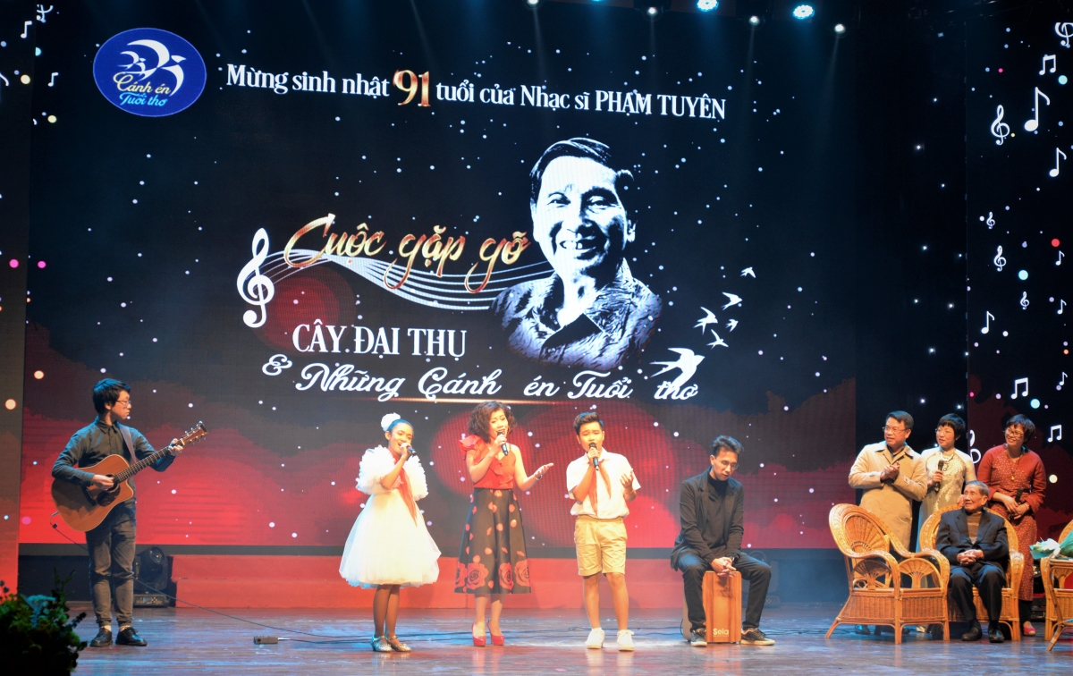 Nhạc sĩ Phạm Tuyên với thiếu nhi tại Lễ mừng sinh nhật 91 tuổi.