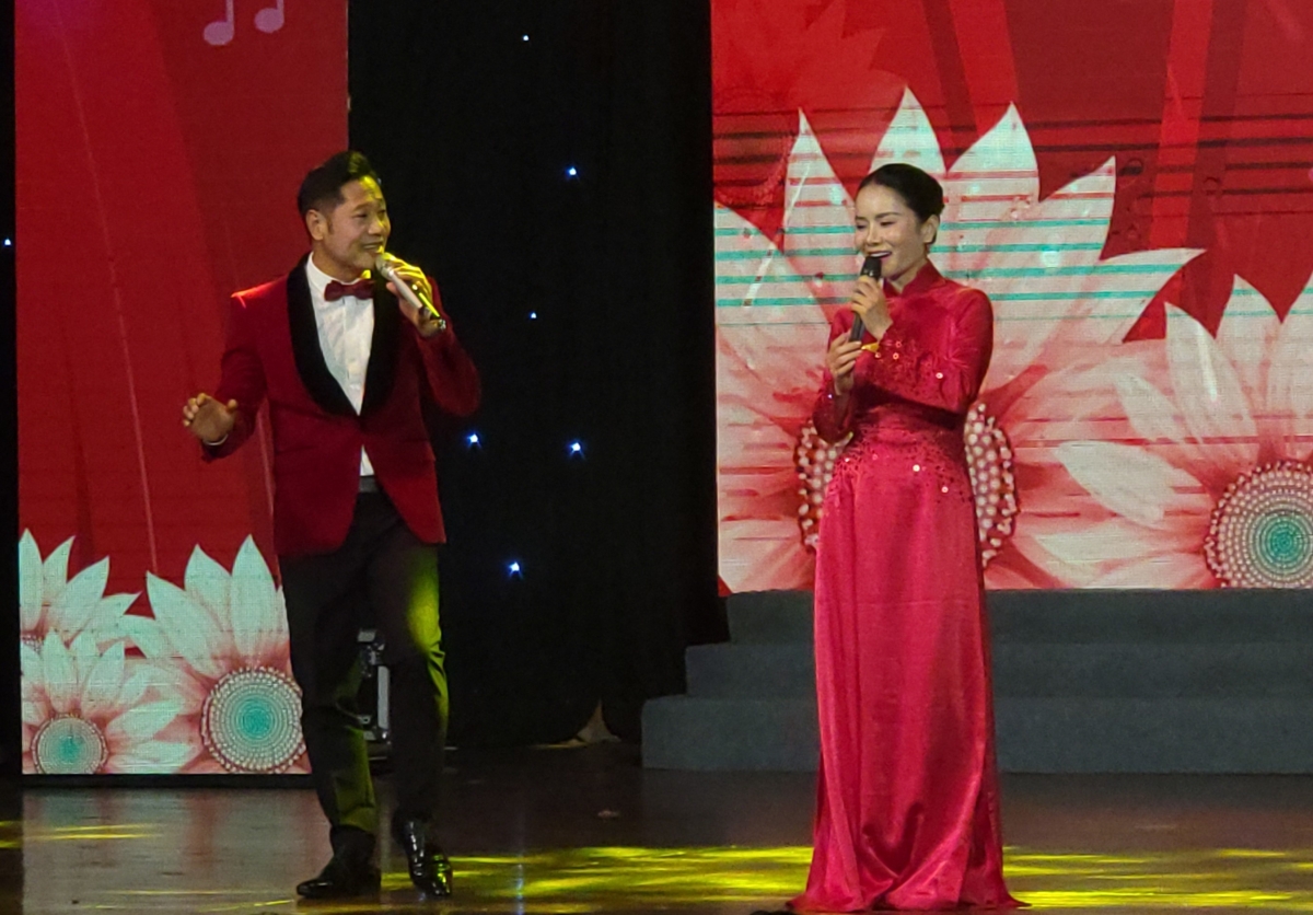 Hai ca sĩ Đăng Thuật và Thành Lê.