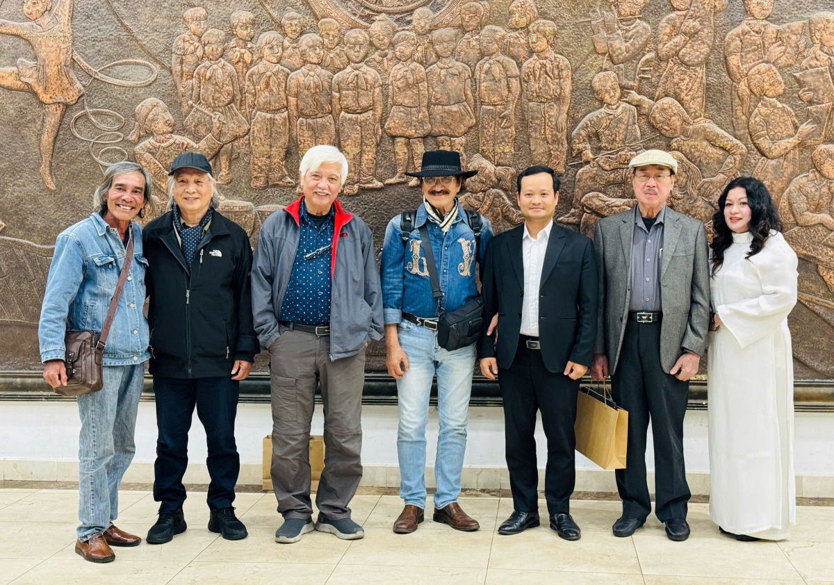 Đồng chí Thân Hải Nam (người mặc Com lê đen bên phải), Bí thư Đảng ủy, Chủ tịch Hội đồng Nhân dân xã Yên Thế, nhà biên kịch Hồng Hoa, nhạc sĩ Nguyễn Cường và các đại biểu, khách quí.