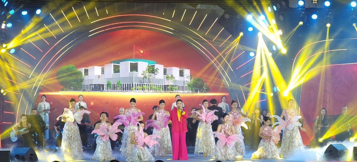 Nhạc sĩ, ca sĩ Hoàng Hồng Ngọc biểu diễn ca khúc "Quốc Hội những mùa xuân" trên sân khấu.