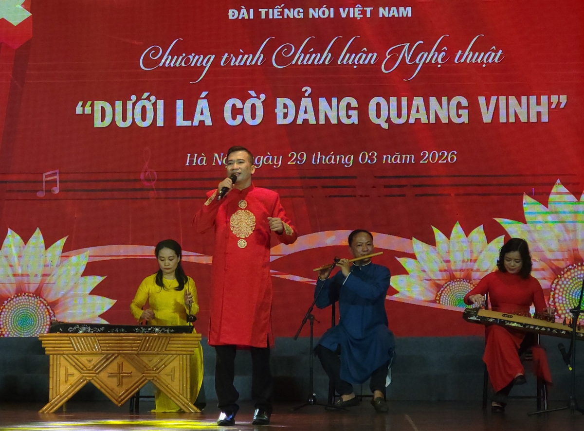 Nghệ sĩ Đăng Kiên đọc thơ.