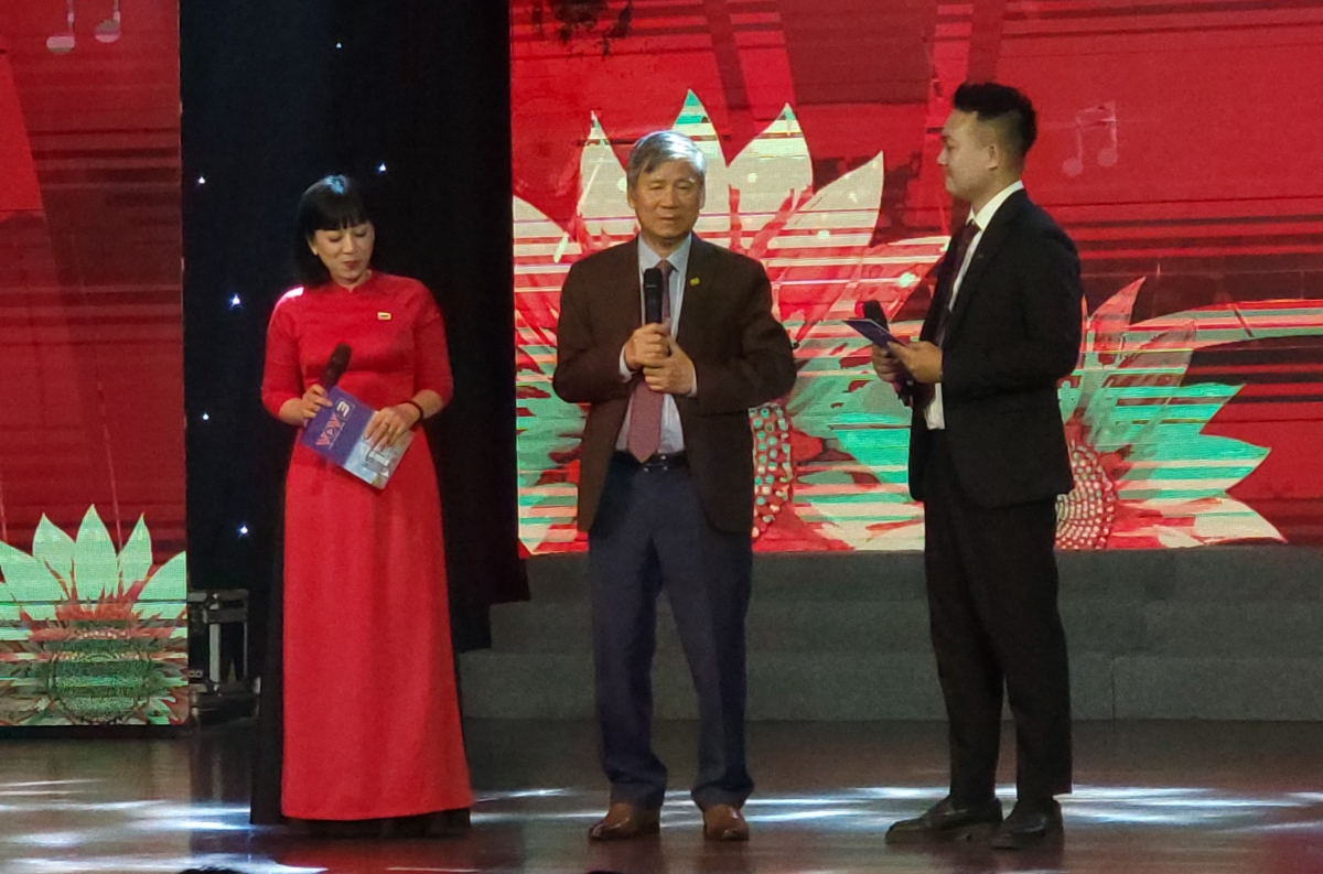 GS- TS, AHLĐ, TTND, nhạc sĩ Nguyễn Anh Trí (người đứng giữa) trên sân khấu.