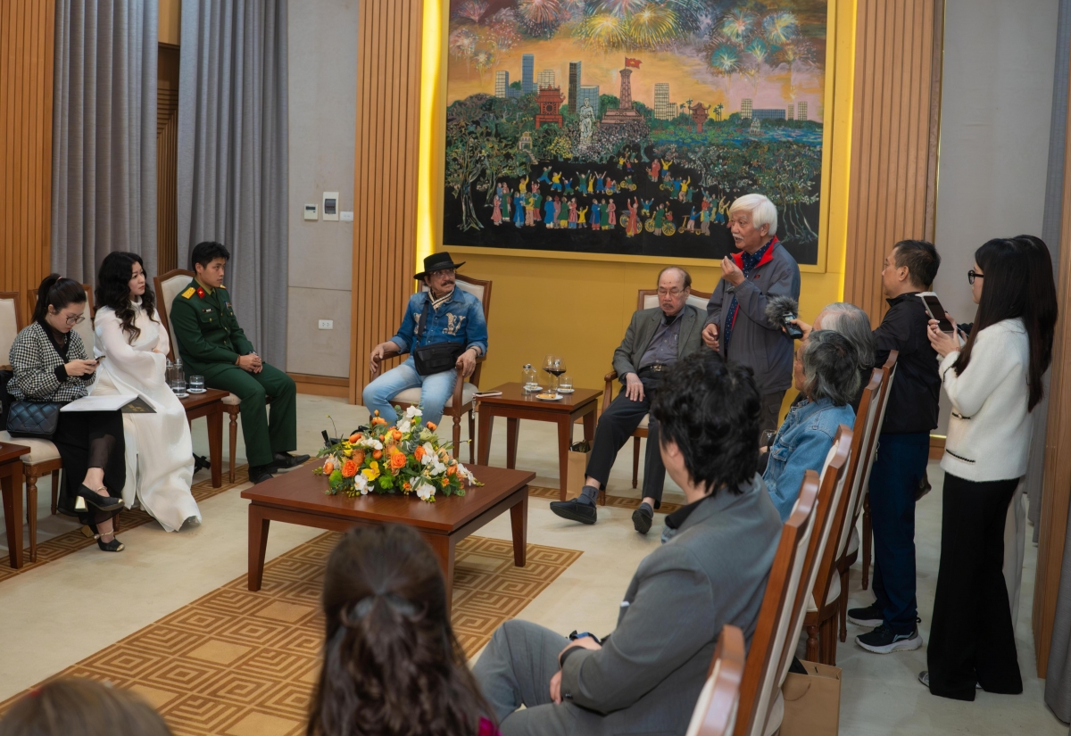 Nhà sử học Dương Trung Quốc phát biểu tại buổi gặp mặt đầu xuân.