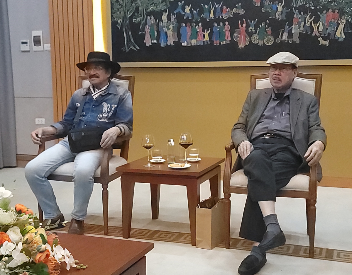 Nhạc sĩ Nguyễn Cường (Người ngồi bên trái) và nhạc sĩ Cát Vận (Người ngồi bên phải).