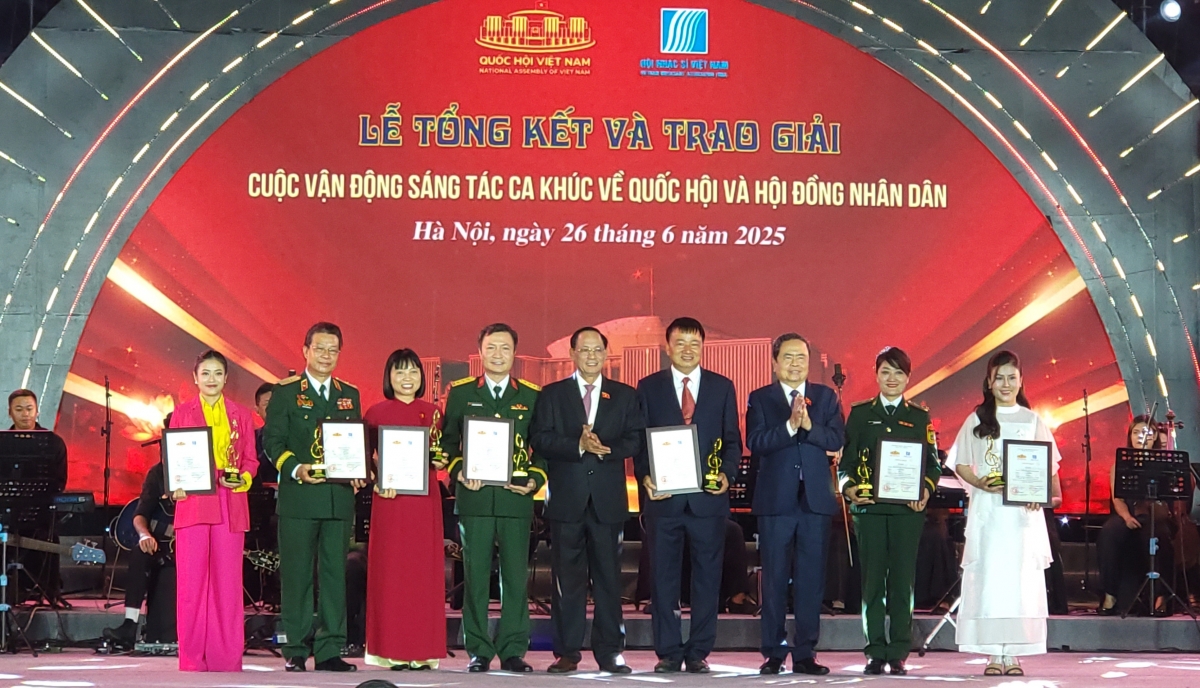 Đại úy, nhạc sĩ, ca sĩ Hoàng Hồng Ngọc (người đứng đầu bên trái) nhận giải Nhì tại “Lễ tổng kết và trao giải cuộc vận động thi sáng tác ca khúc về Quốc hội và Hội đồng nhân dân”.