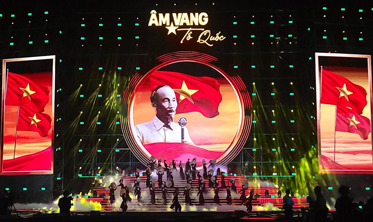 Chương trình chính luận đặc biệt “Âm vang Tổ quốc”.