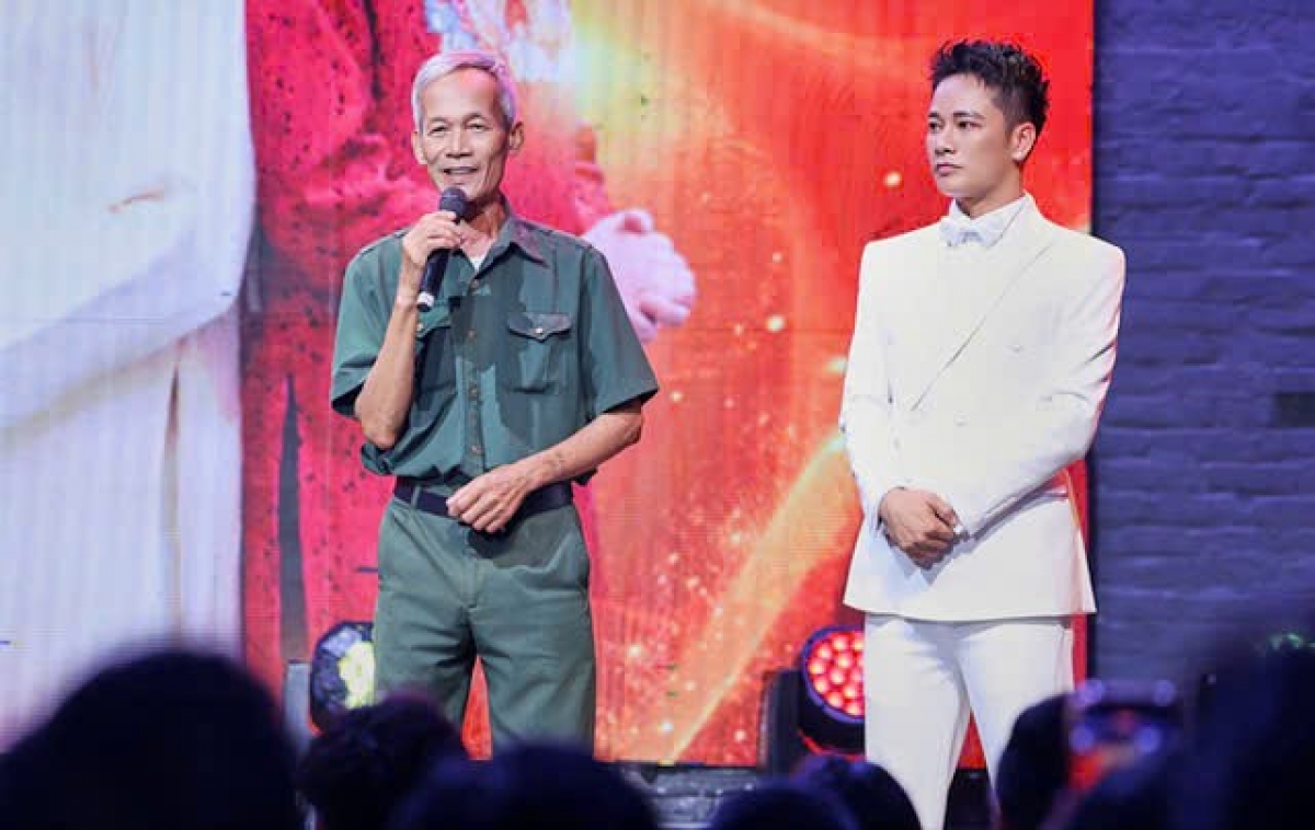 Ca sĩ Anh Quân Idol và bố, một cựu chiến binh.