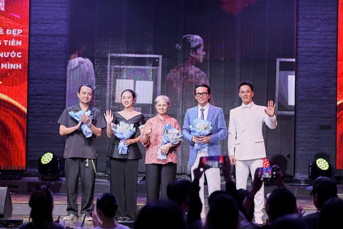 Ca sĩ Anh Quân Idol và nhạc sĩ Tú Dưa cùng êkíp.