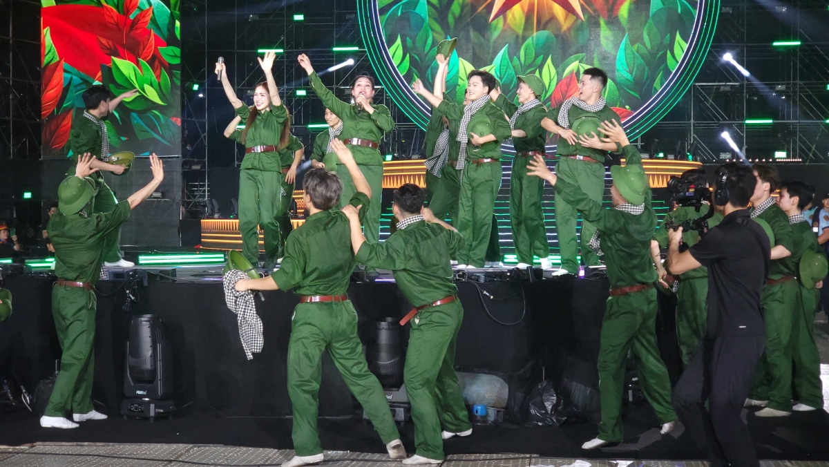 Tiết mục "Lên đàng, lá xanh".