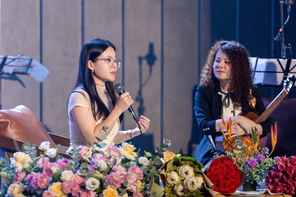 Giảng viên piano Trúc Vy (trái) và nghệ sĩ Hà Ny.