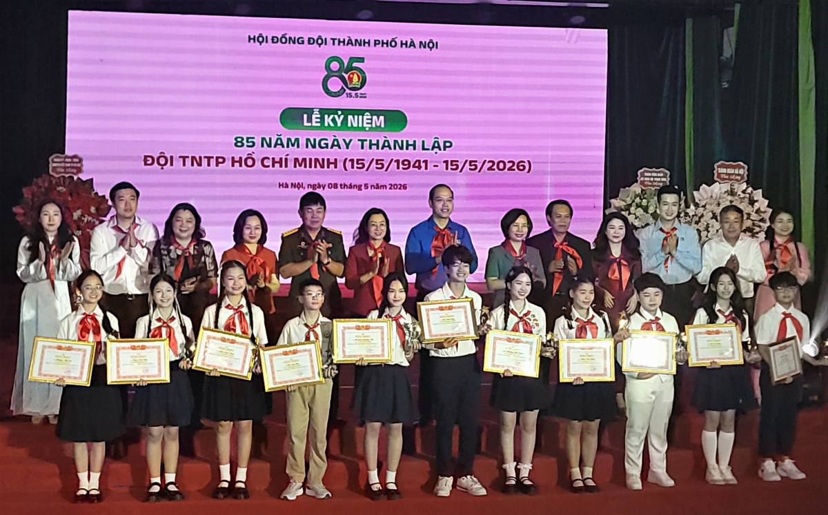 Trao giải thưởng 15/5 cho các em thiếu nhi có thành tích xuất săc.