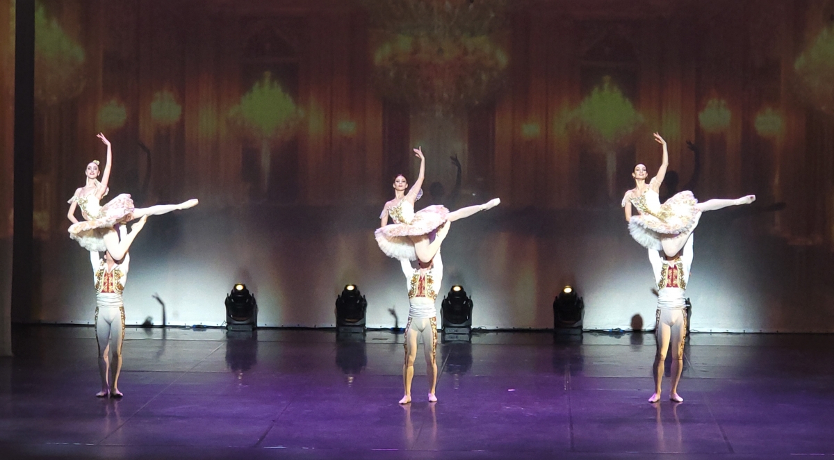 Tiết mục múa ballet của các nghệ sĩ trên sân khấu Nhà hát Hồ Gươm.