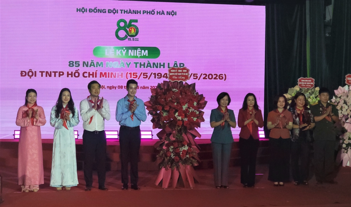 Hội đồng Đội TP. Hà Nội nhận hoa chúc mừng.