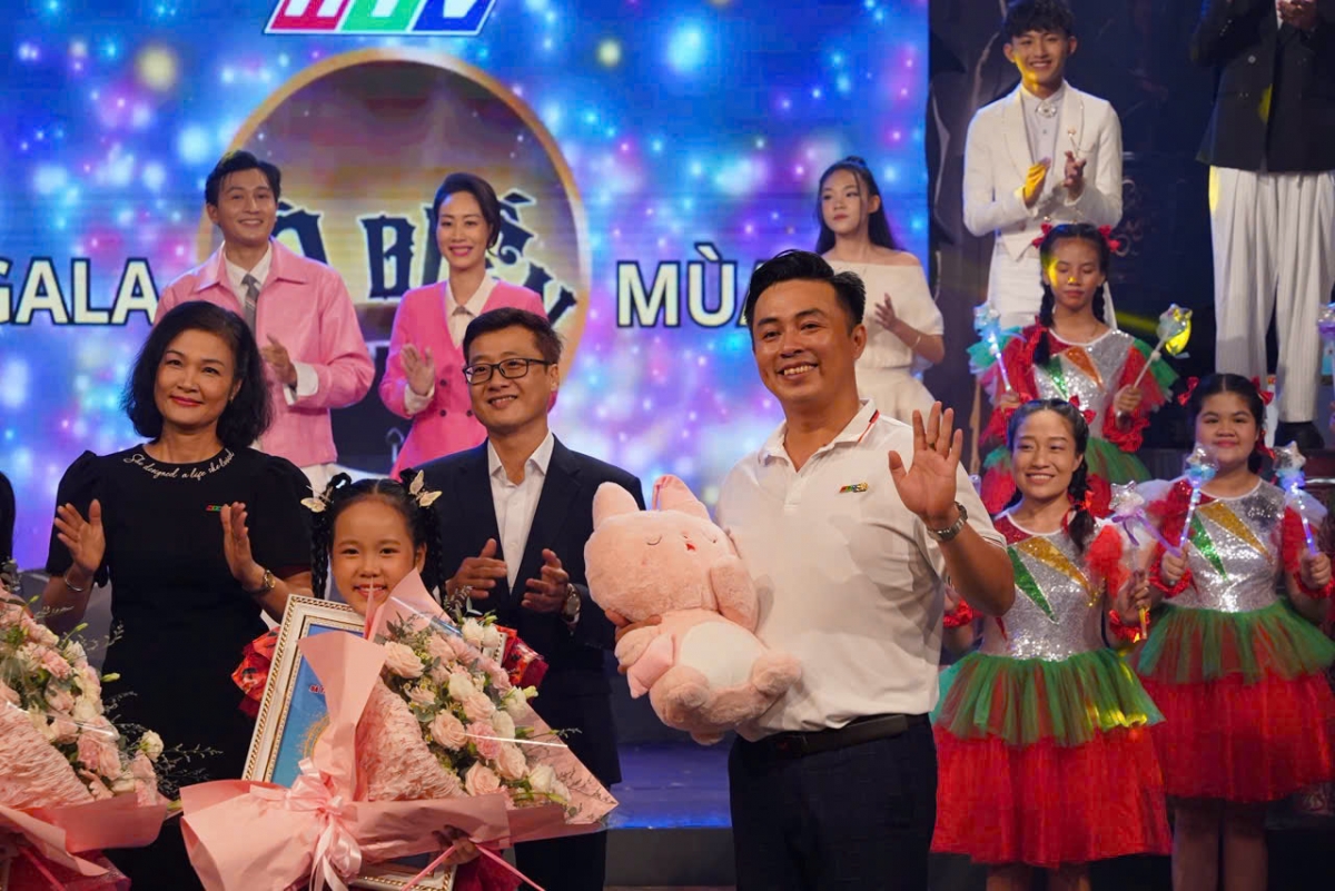 Nhạc sĩ Trần Minh Cường trong trường quay HTV.