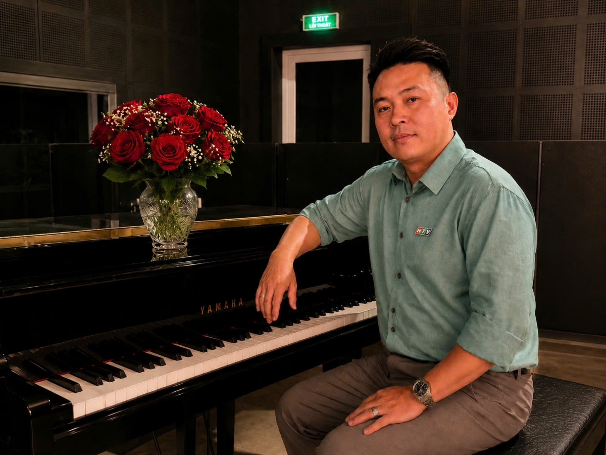 Nhạc sĩ Trần Minh Cường bên cây đàn piano.
