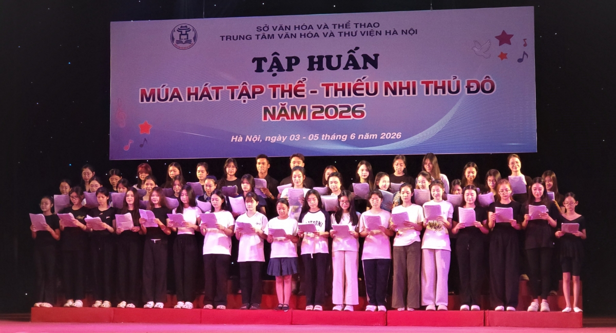 Các học viên tham gia lớp tập huấn biểu diễn hát tập thể trên sân khấu.