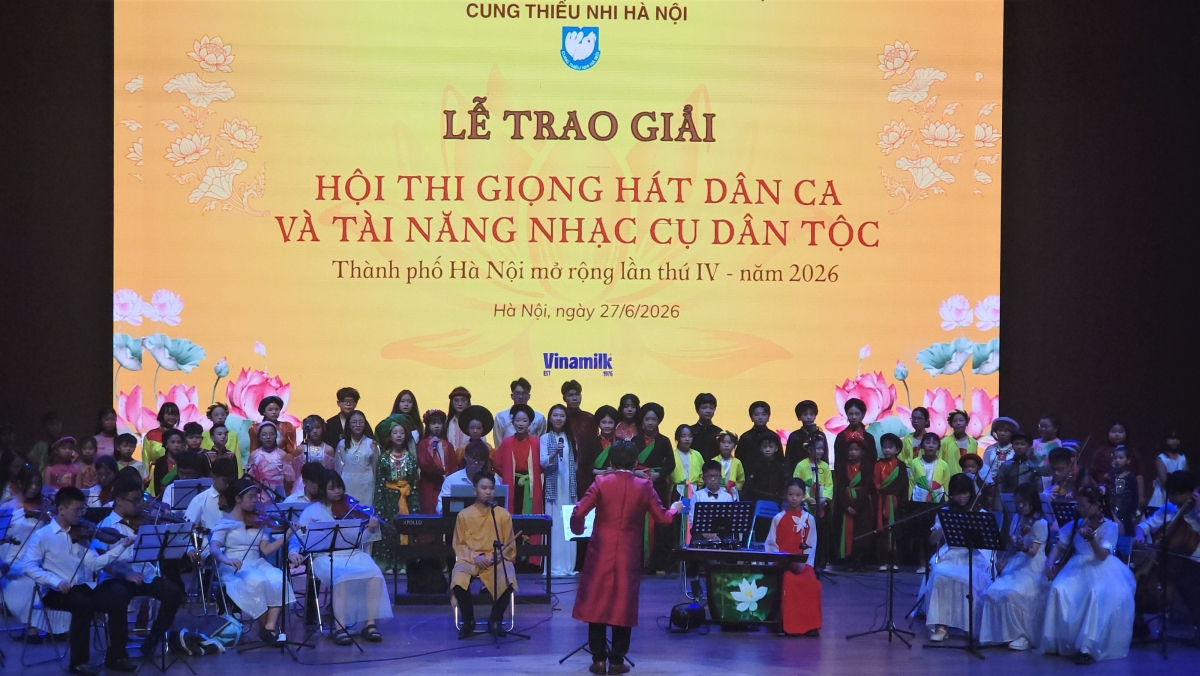 Liên khúc "Em yêu trường em và Mùa hoa phượng nở" mở đầu Lễ trao giải.