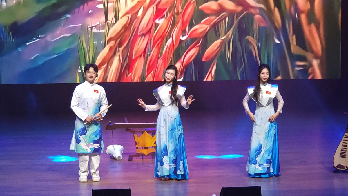 Liên khúc "Tinh hoa Việt Nam, Made in Việt Nam" do tốp ca thiếu nhi trình bày.