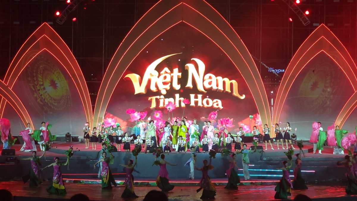 Tiết mục "Việt Nam tinh hoa" của nhạc sĩ Nguyễn Hải Phong do tốp ca nam nữ, vũ đoàn, nhóm người mẫu áo dài trình bày.