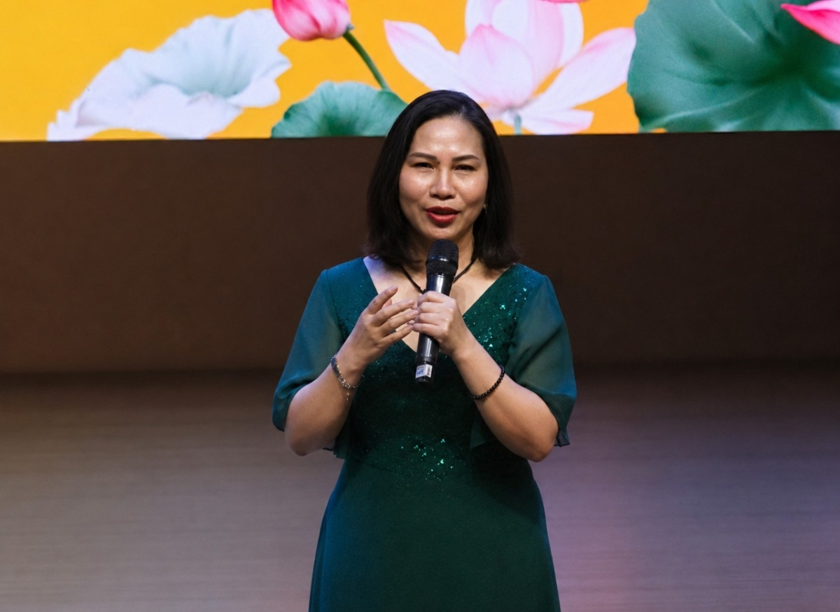 TS - NSND Nguyễn Thị Hoa Đăng đại diện Ban giám khảo phát biểu.