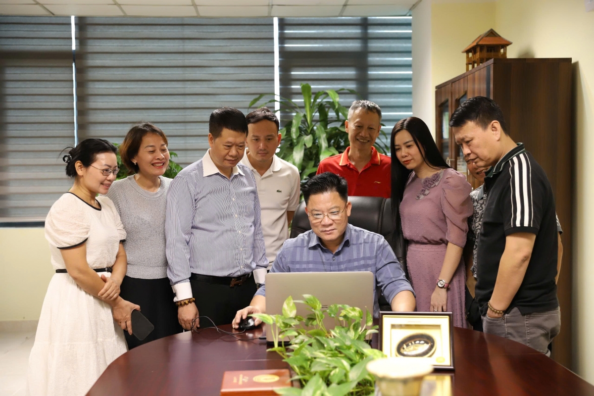 NSND Văn Chương – Trưởng ban Ban Văn học – Nghệ thuật – Âm nhạc (VOV3)
bấm nút phát hành chương trình Podcast số đầu tiên.