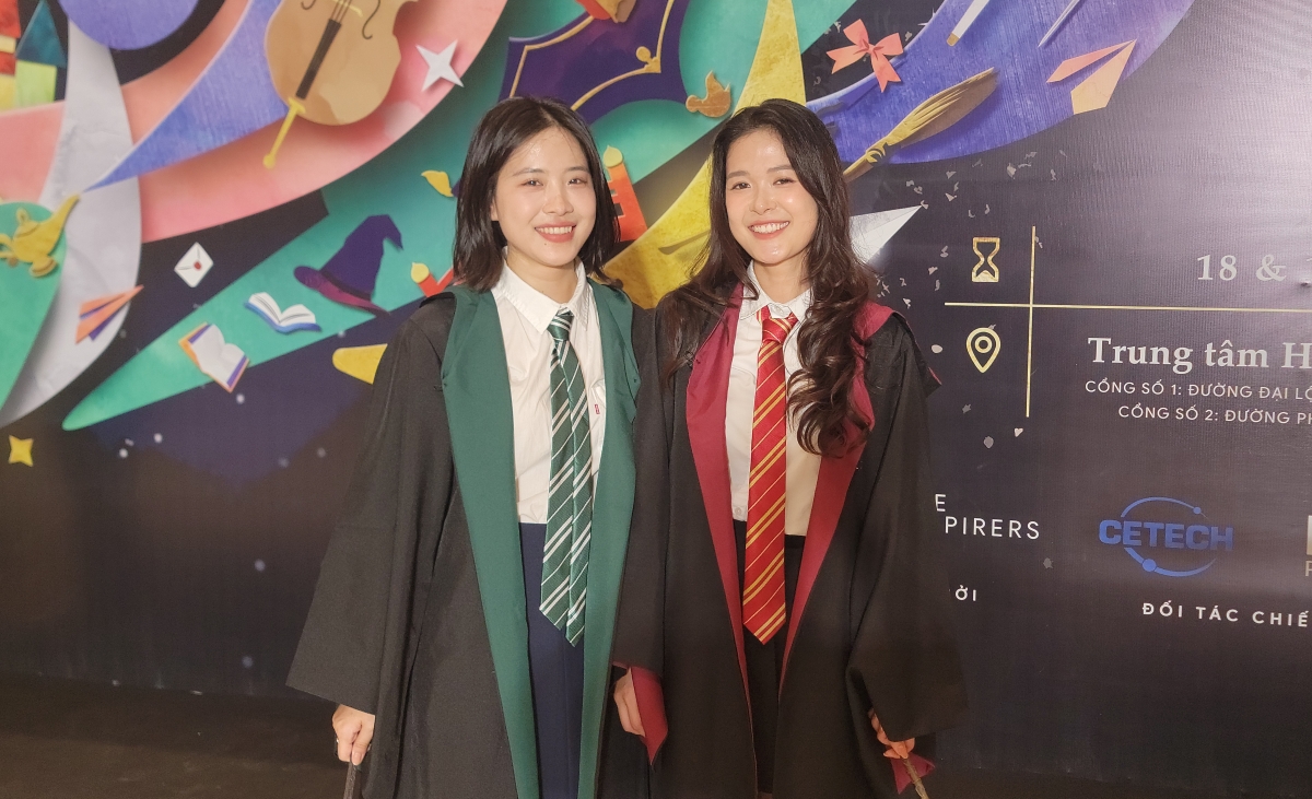 Hai khán giả Lại Hà My và Trường Linh.