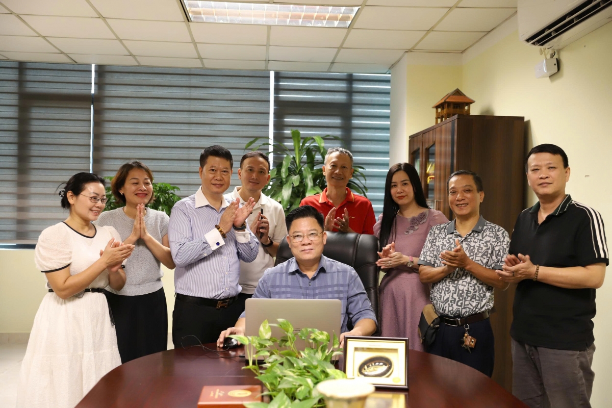 Lãnh đạo Ban cùng cán bộ, BTV, PV của Ban Văn học – Nghệ thuật – Âm nhạc (VOV3) tham dự sự kiện bấm nút phát hành chương trình Podcast số đầu tiên.