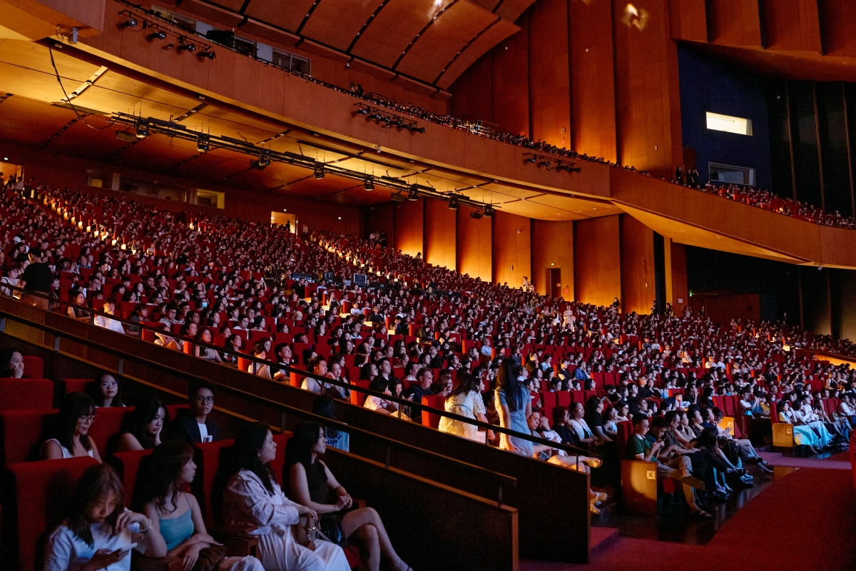 Khán giả đến tham dự Chương trình Concert Childhood Memory: The Everland.